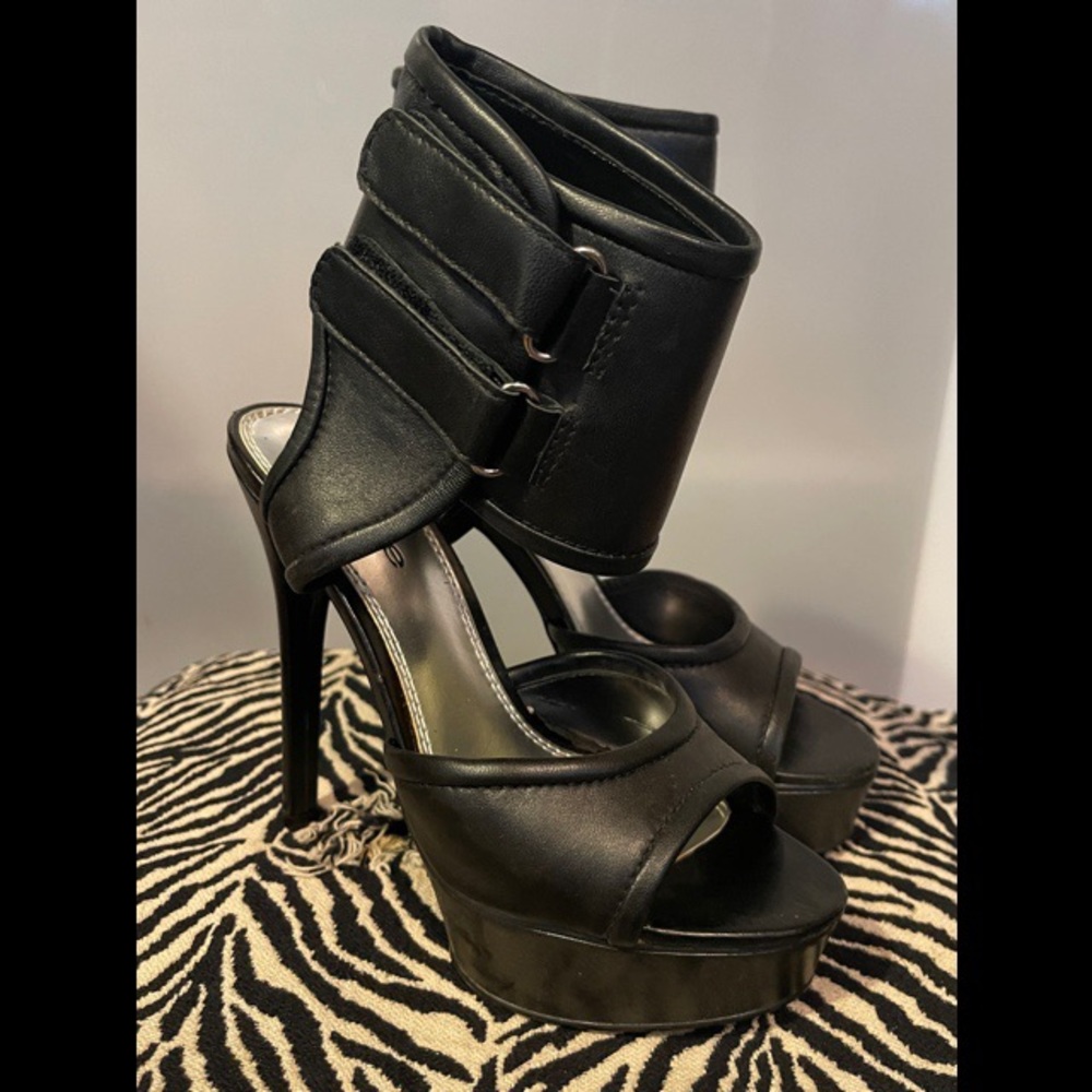BEBE Platform Sandals w/Thick Buckle Ankle Strap - Size 6, Black